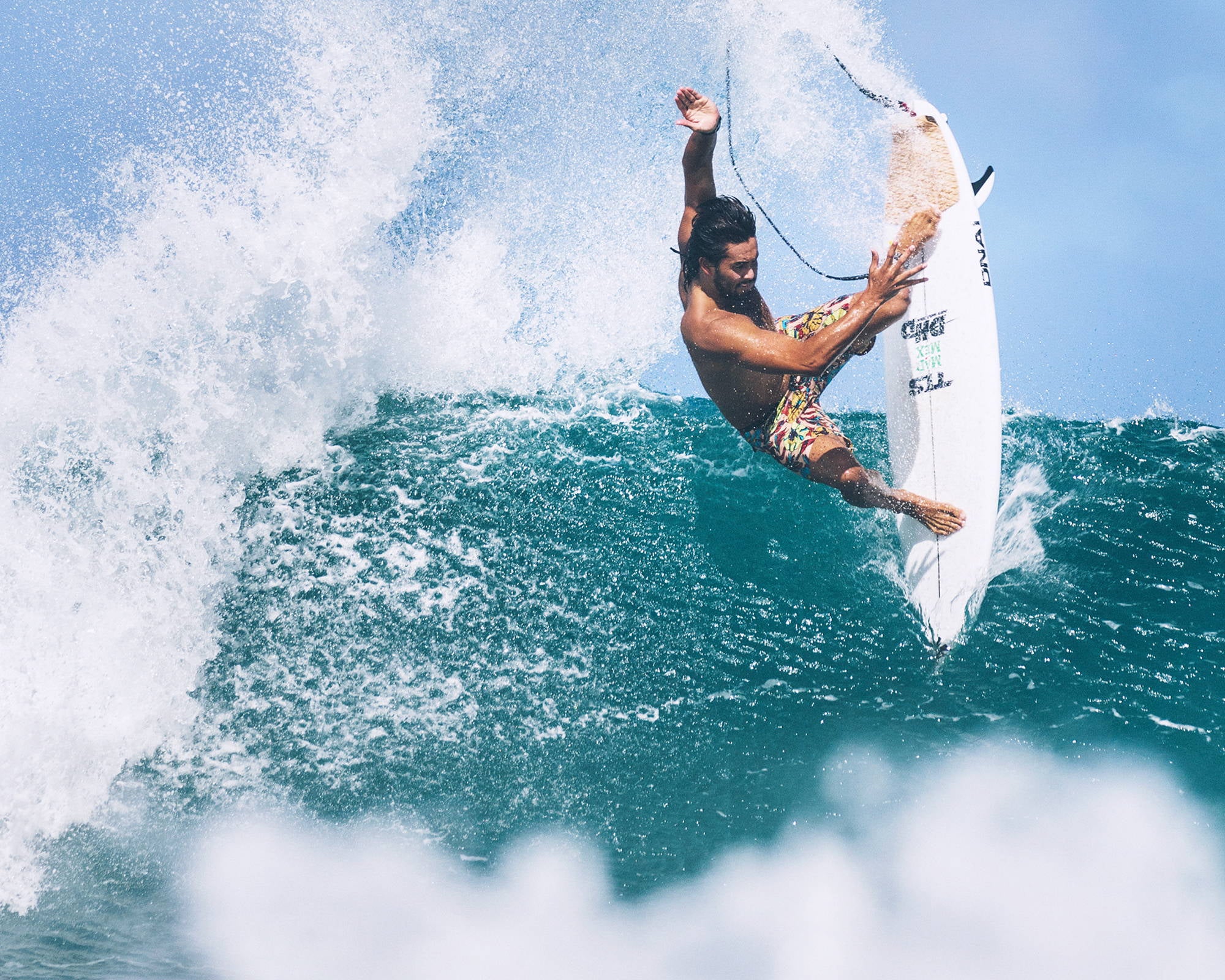 Ghidul Începătorului pentru Surfing: De la Primele Valuri la Primele Trick-uri cu Hurley