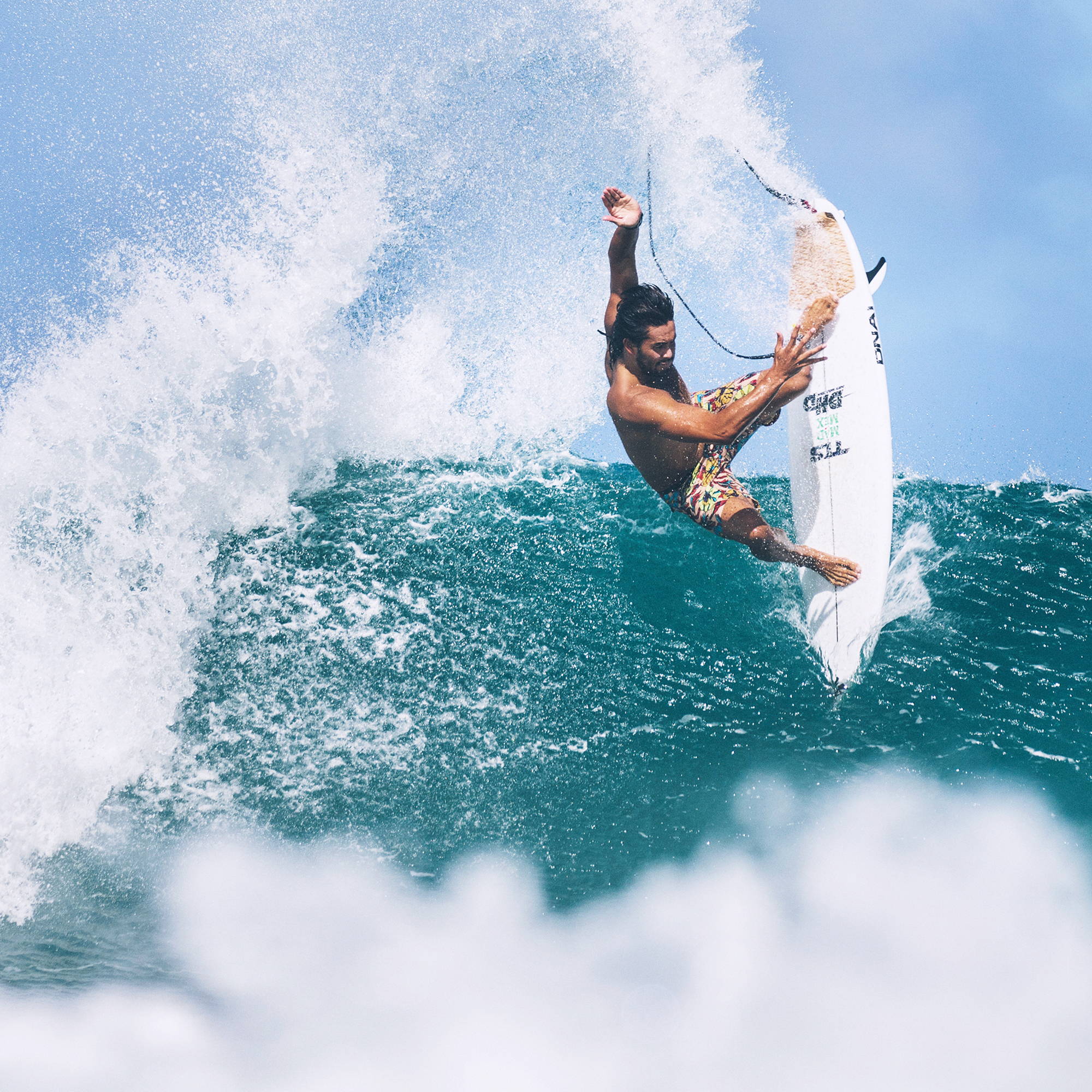 Ghidul Începătorului pentru Surfing: De la Primele Valuri la Primele Trick-uri cu Hurley