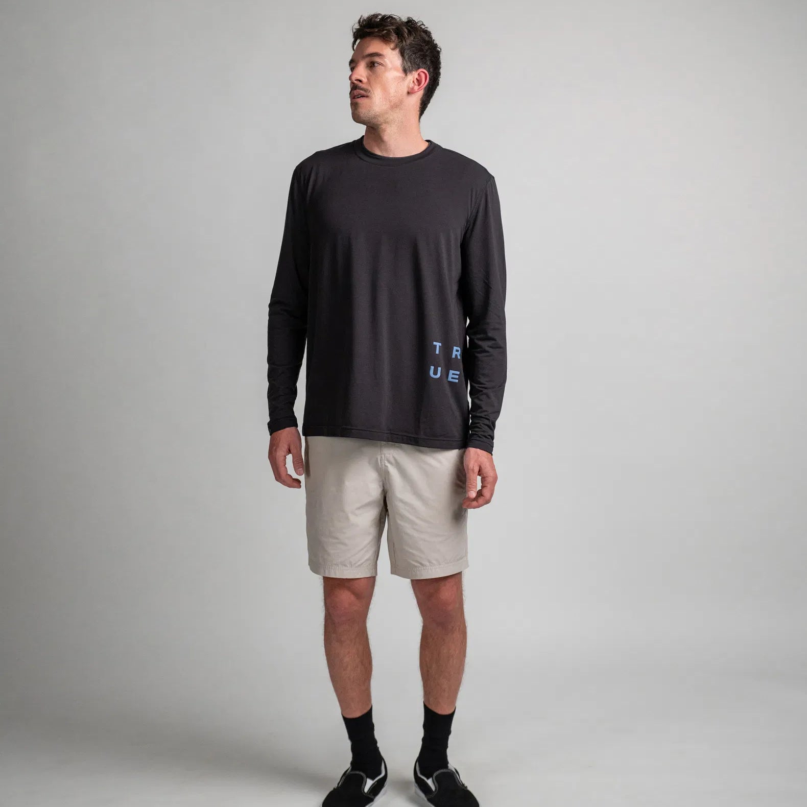 44250-5011_DT_Tee_Explore_LS_unisex_900_black_4.webp