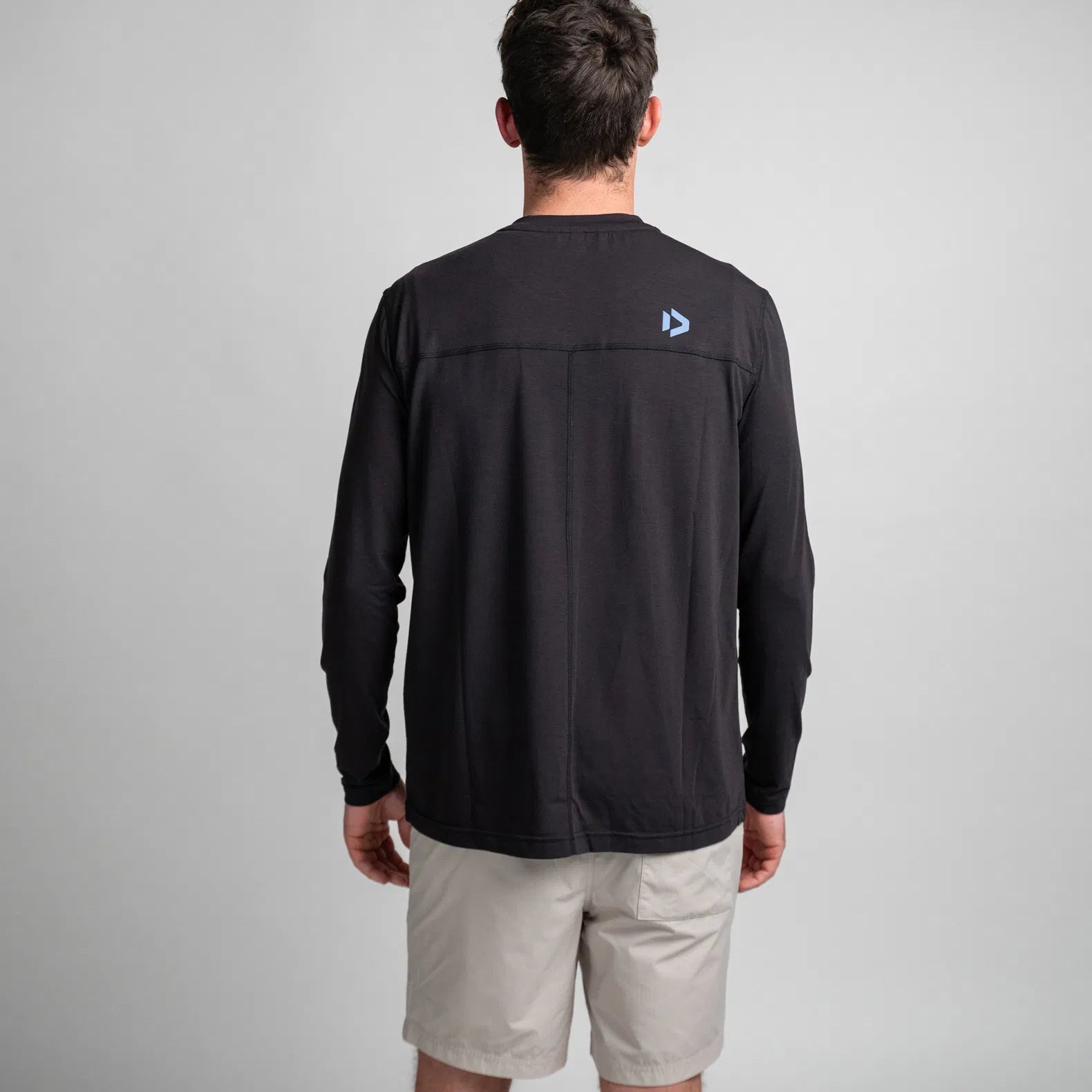 44250-5011_DT_Tee_Explore_LS_unisex_900_black_7.webp