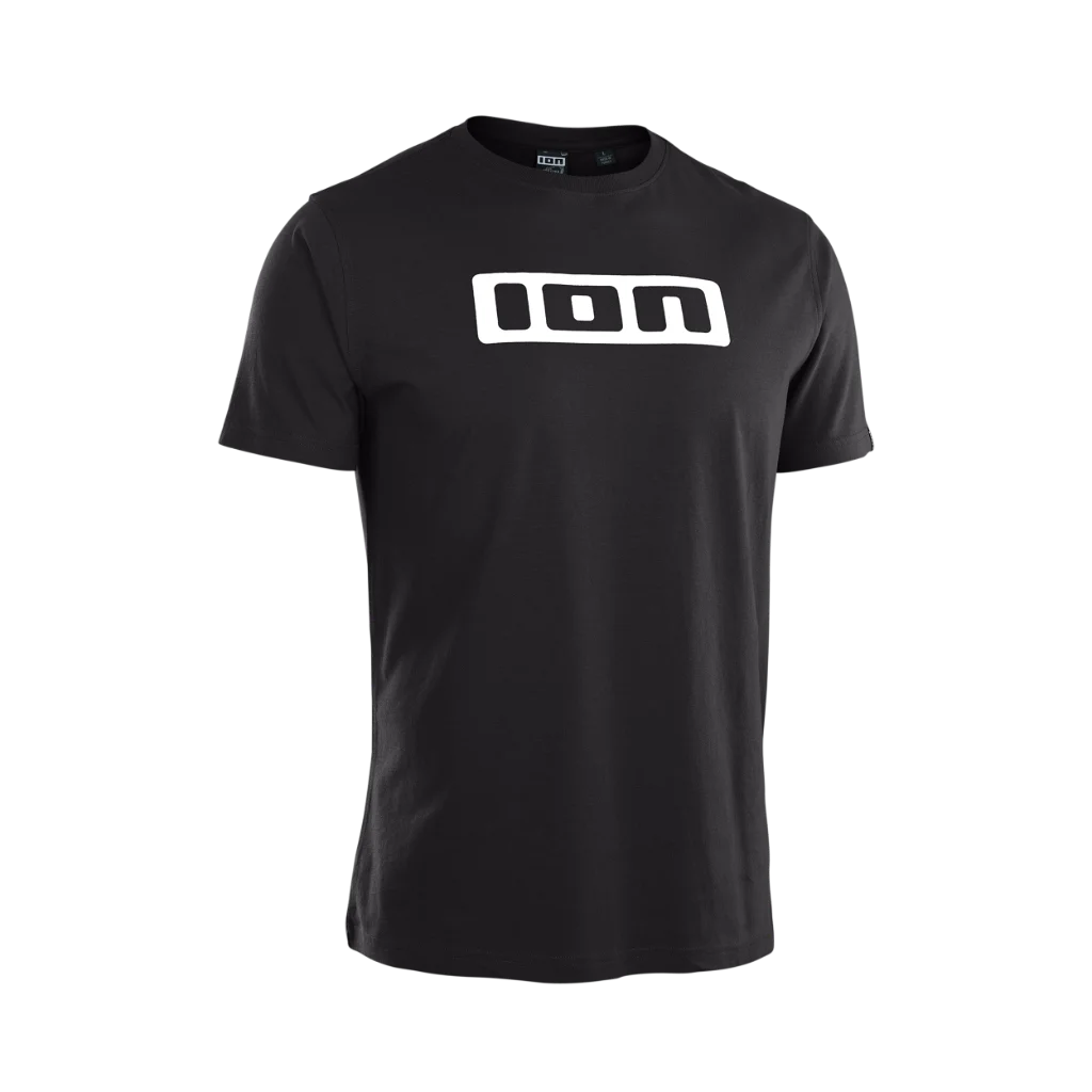 46222-5000_IOB-Tee_Logo_SS_men_01_900_black_front.webp