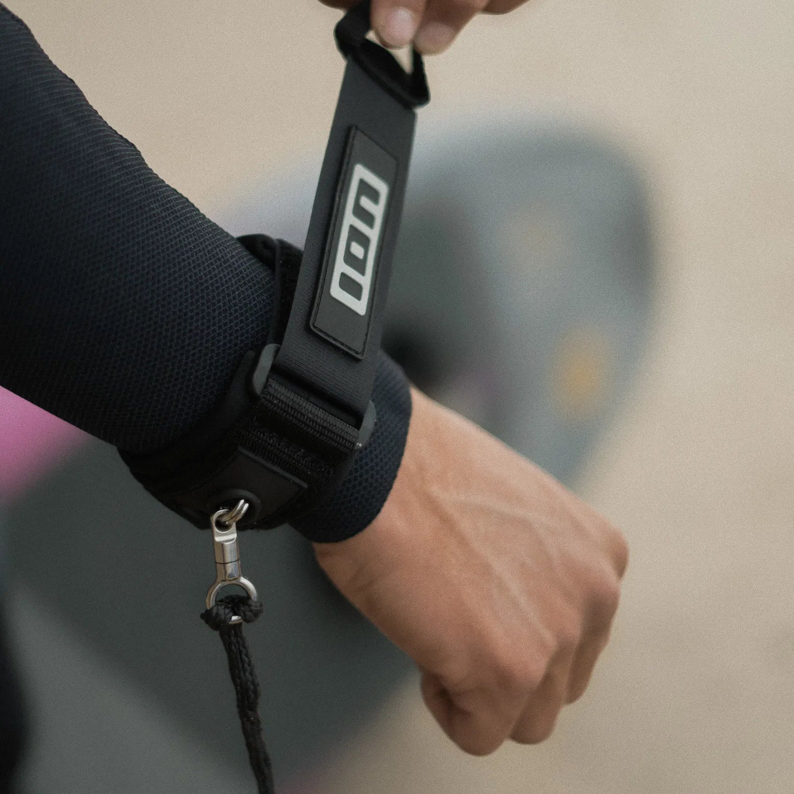 48230-7270_Wing_leash_core_wrist.webp