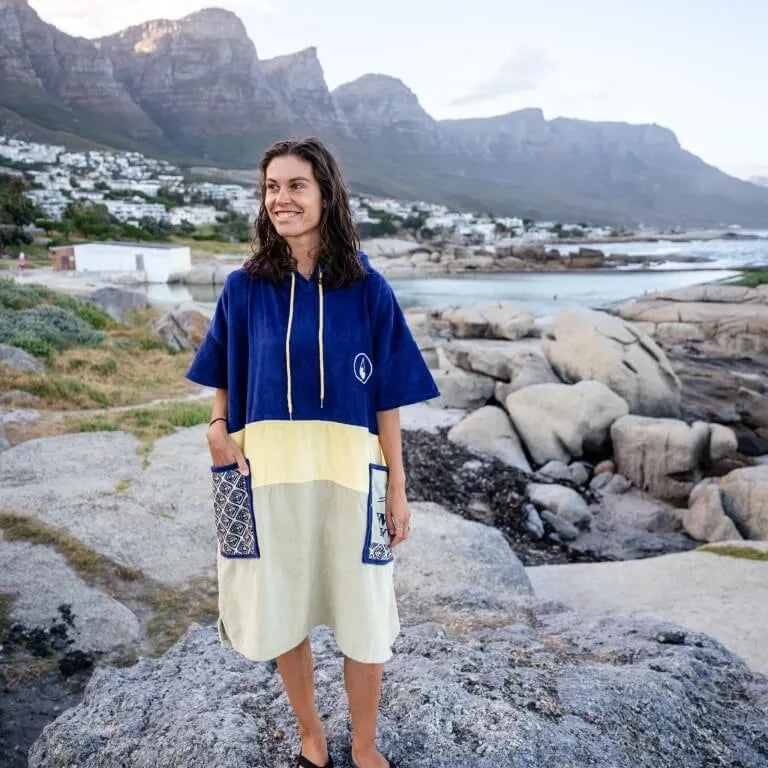ALAPLAYA-PONCHO-DE-PLAJA-ADULTI-WAVE-HAWAII-PONCHO-HOOPA-MOOD-2.webp