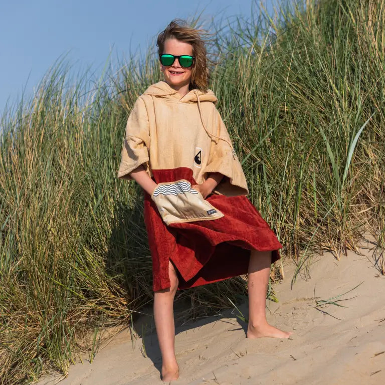 ALAPLAYA-PONCHO-DE-PLAJA-COPII-PONCHO-DUNAS-MOOD2.webp