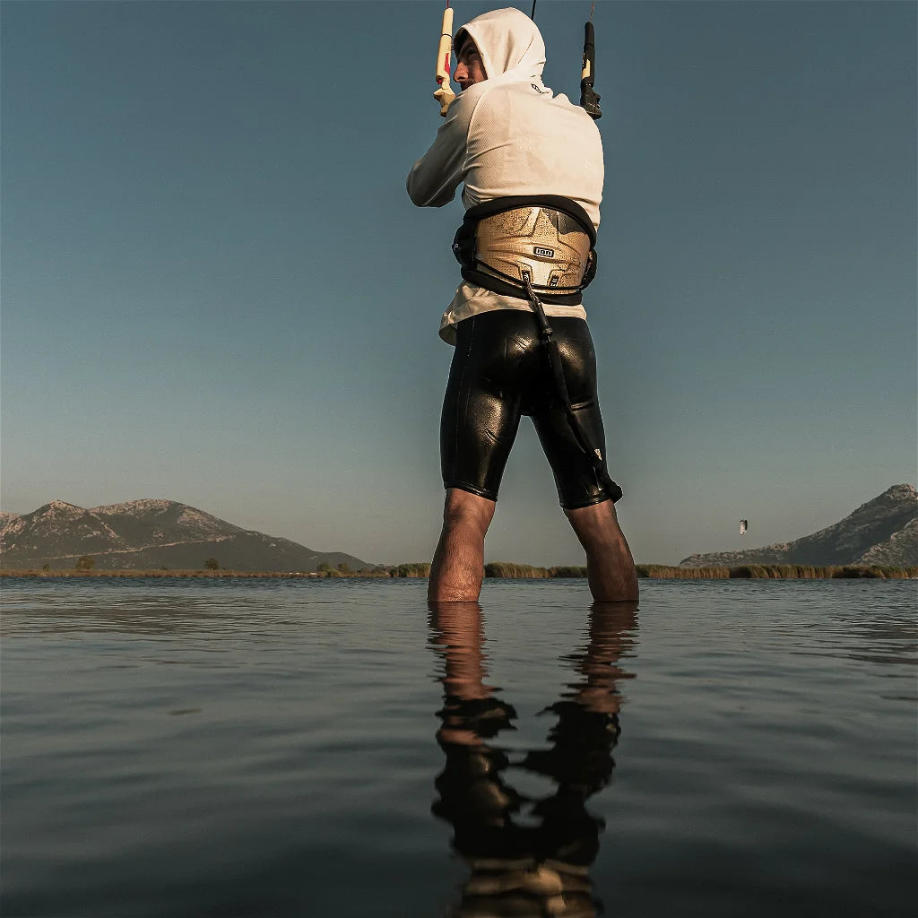 SS24__0042_ION_Kite_Harness_Riot_Kite_Men_Dark_Amber_2024.webp