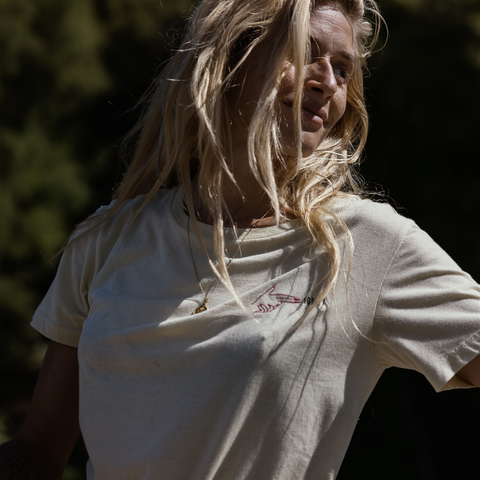 model-shots_apparel_0000s_0001_Tee-SS-Vibes_Women_Dirty-Sand.png