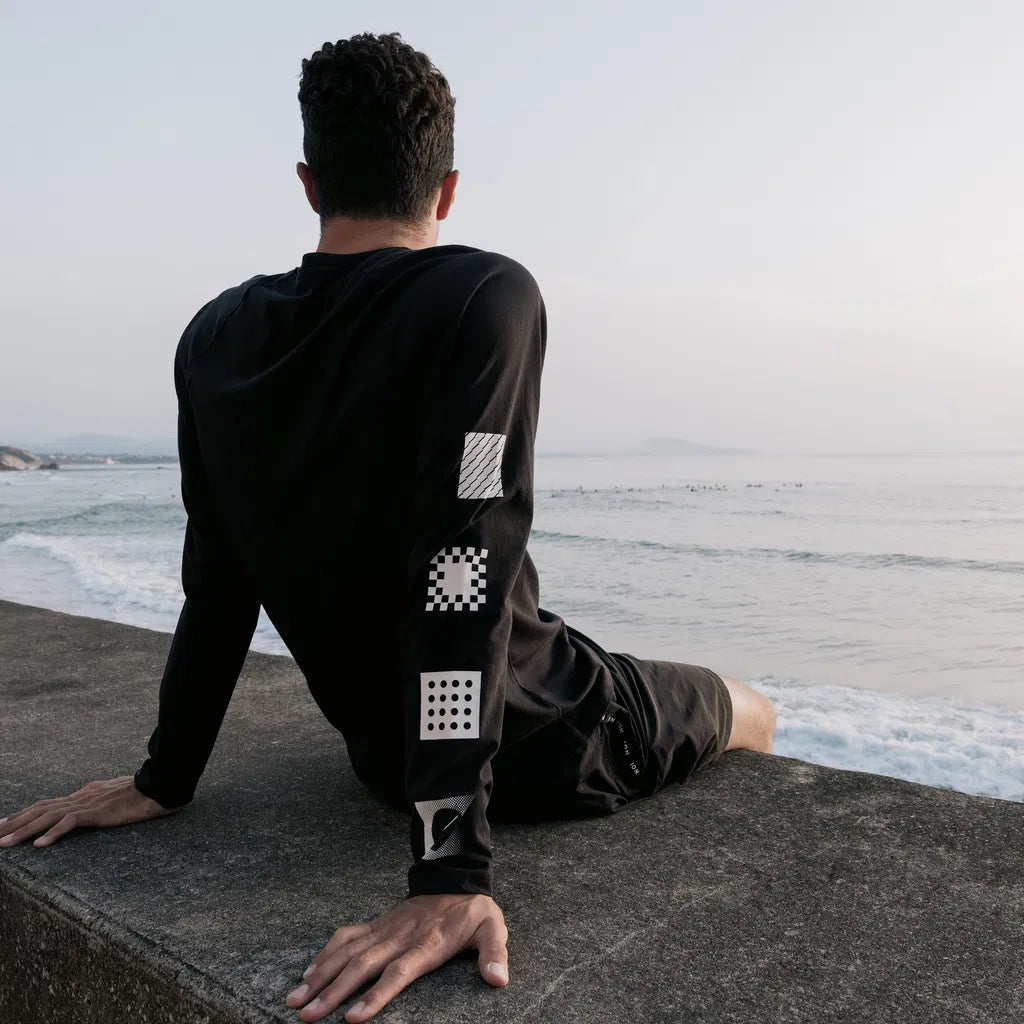 model-shots_apparel_0000s_0009_Tee-LS-Vibes-Men_Black.webp