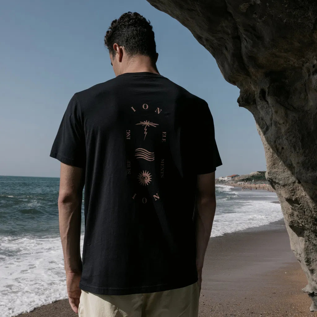 model-shots_apparel_0000s_0023_Tee-Vibes-SS-Men_Black.webp